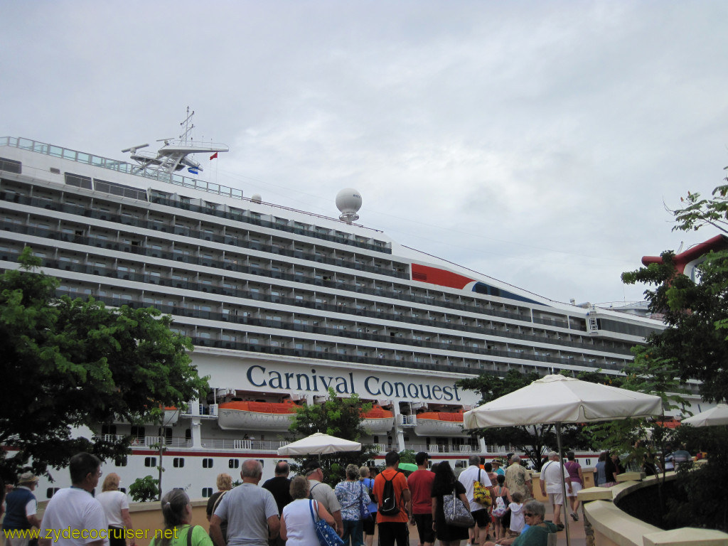 016: Carnival Conquest, Roatan, there she is