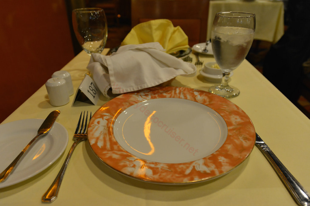 Carnival Inspiration, MDR American Table Dinner, Dinner Tables have tablecloths on Carnival Inspiration