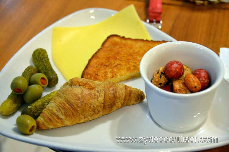 035: KLM Crown Lounge, Terminal D, AMS airport, a snack