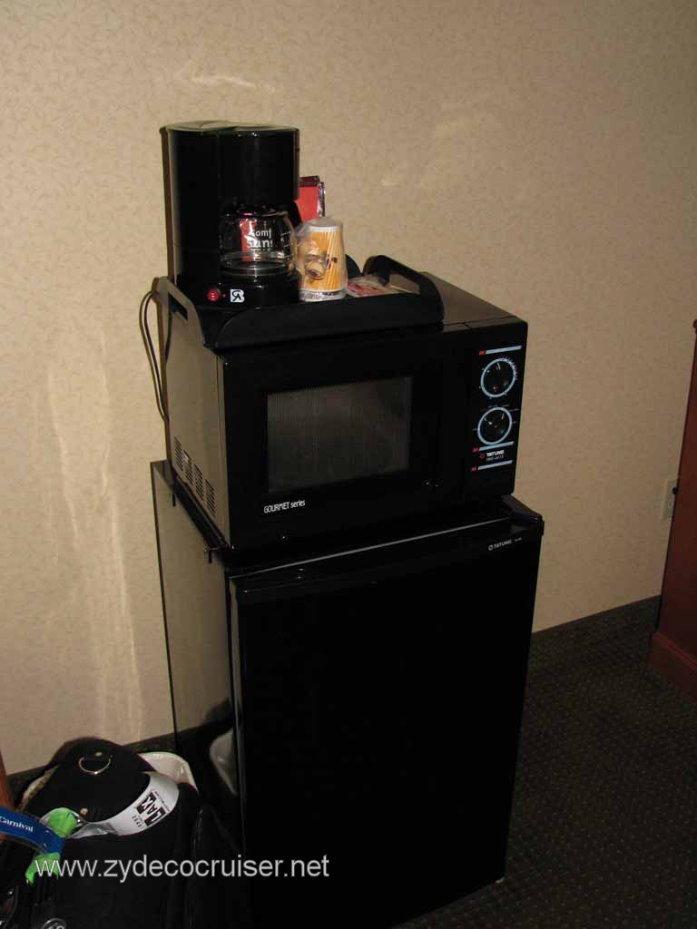 028: Comfort Inn and Suites, Long Beach, Coffee Maker, microwave, and refrigerator.